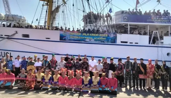 KRI Bima Suci Sambangi Padang, Warga Berkesempatan Naik Kapal dan Berinteraksi