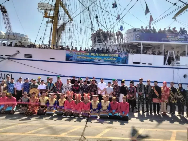 empat-hari-kri-bima-suci-bersandar-di-padang,-warga-bisa-naik-dan-saksikan-kemegahannya