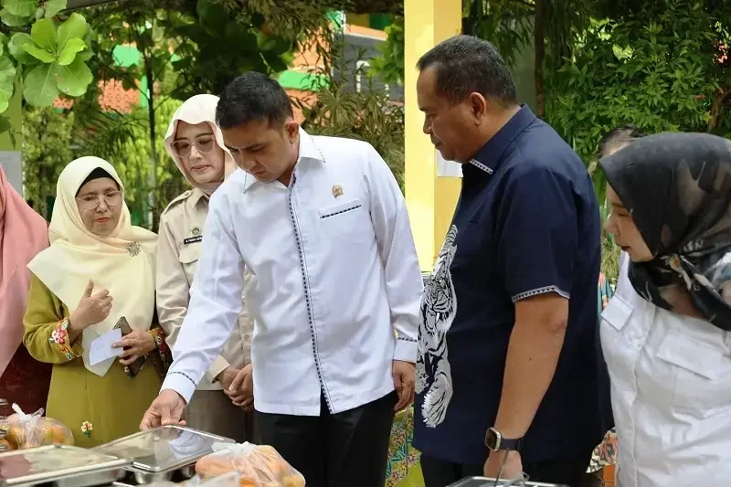 ade-rezki-tinjau-program-makan-bergizi-gratis-di-pariaman