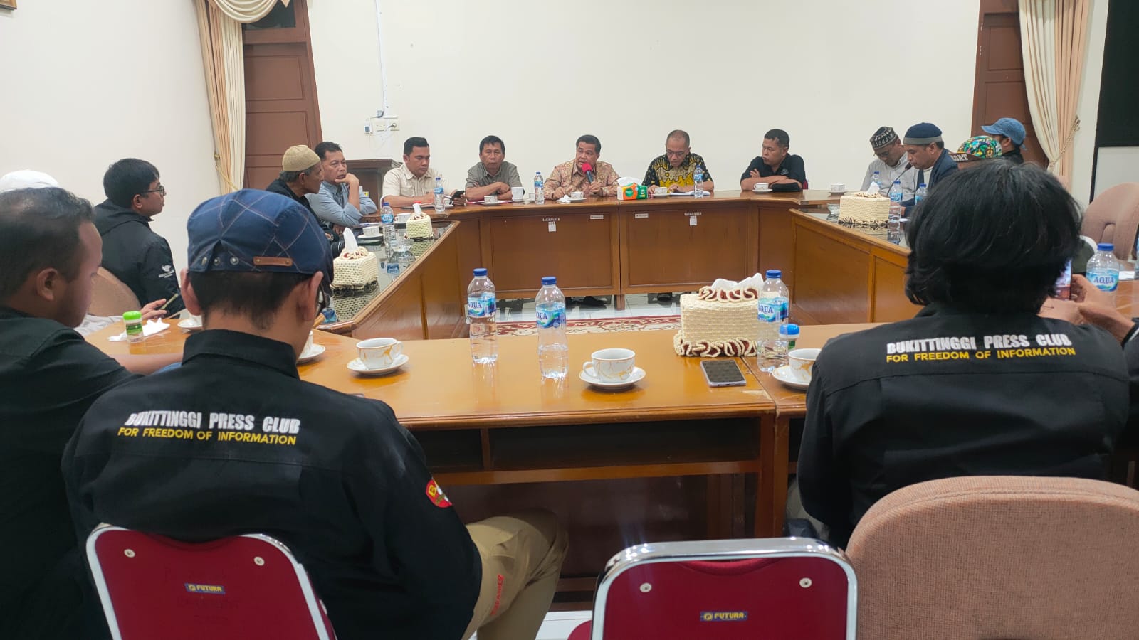 pemkab-agam-minta-maaf-atas-insiden-perobekan-surat-hibah-oleh-wali-jorong