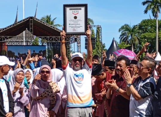 jalan-santai-parade-merah-putih,-maifrizon:-peserta-capai-10-ribu-lebih