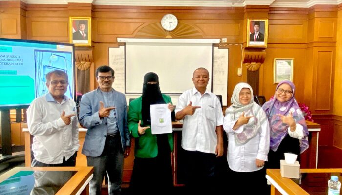 Sukses Pertahankan Tesis ‘Tindak Tutur Bahasa Sugesti’ Sisca Oktri Santi Raih Gelar Magister Linguistik