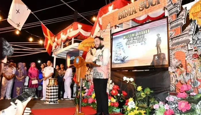 KRI Bima Suci Meriahkan HUT Padang, Warga Padati Pelabuhan Teluk Bayur