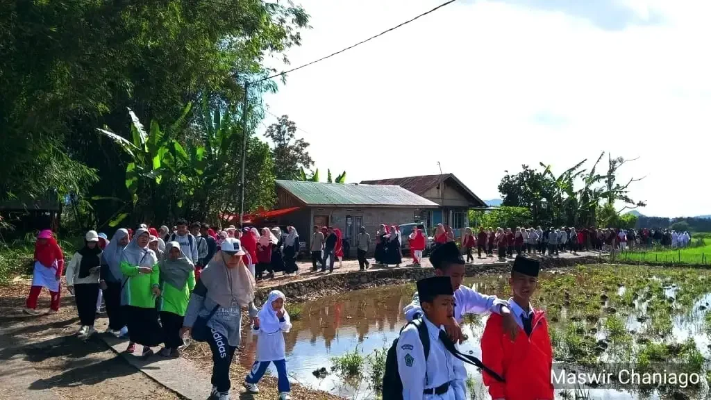 dua-ribuan-peserta-ramaikan-gerak-jalan-santai-hut-ri-di-tilatang-kamang