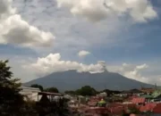 Marapi Erupsi, Semburkan Abu 500 Meter; Masyarakat Waspada Lahar!