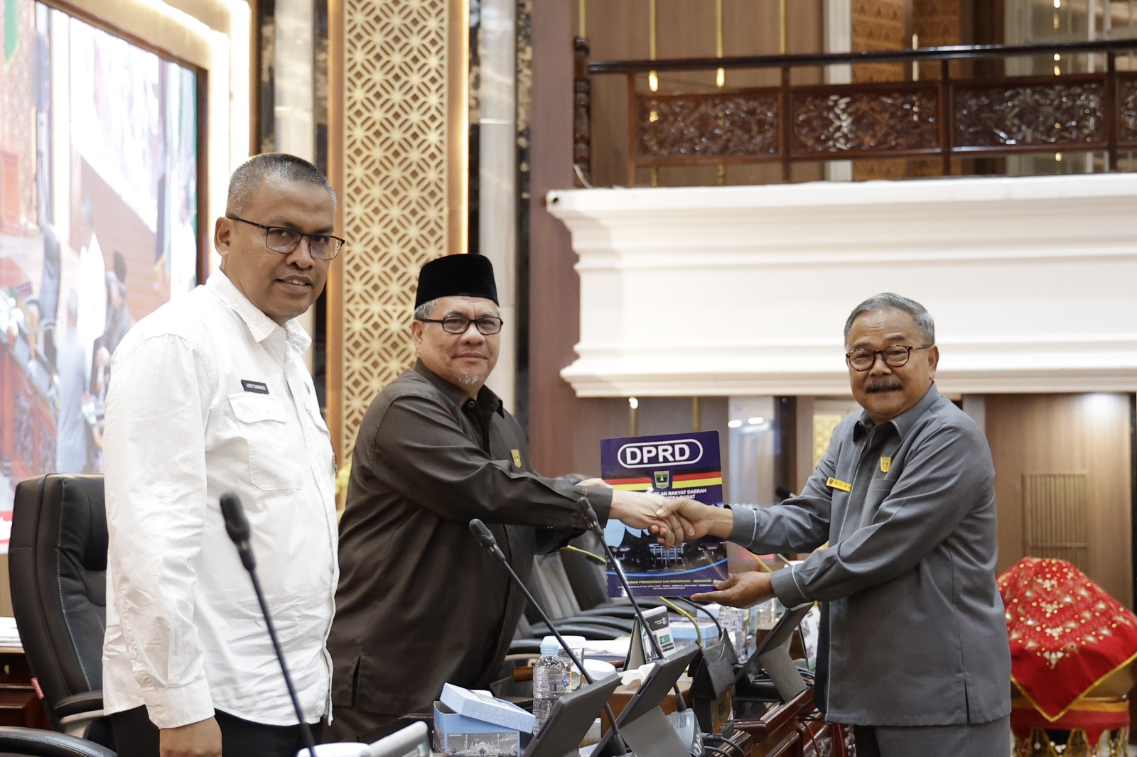 perkuat-peran-legislatif,-rapat-paripurna-dprd-sumbar-sahkan-revisi-tatib