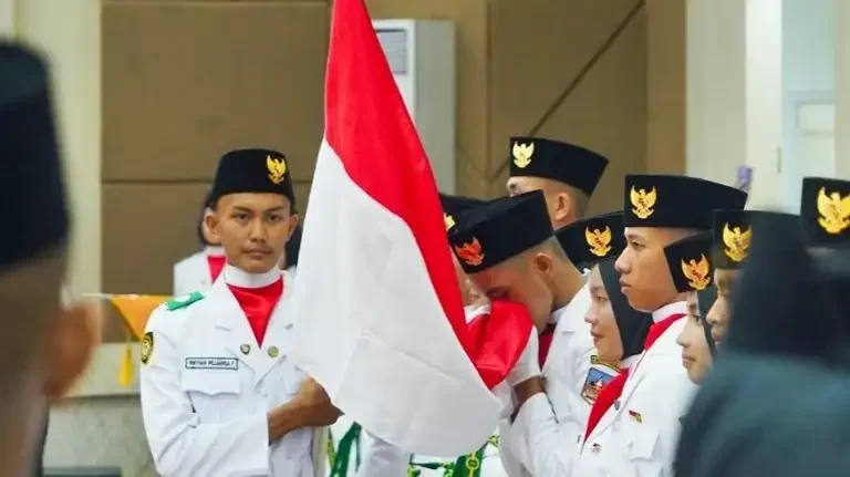 74-orang-anggota-paskibra-dharmasra-dikukuhkan