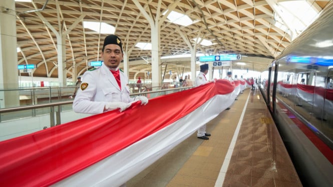 bendera-merah-putih-sepanjang-208-meter-berkibar-di-peron-stasiun-whoosh-halim