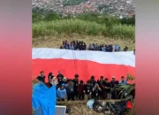 Sispala Boostra Kibarkan Bendera Raksasa di Bukit Tui, Rayakan HUT RI