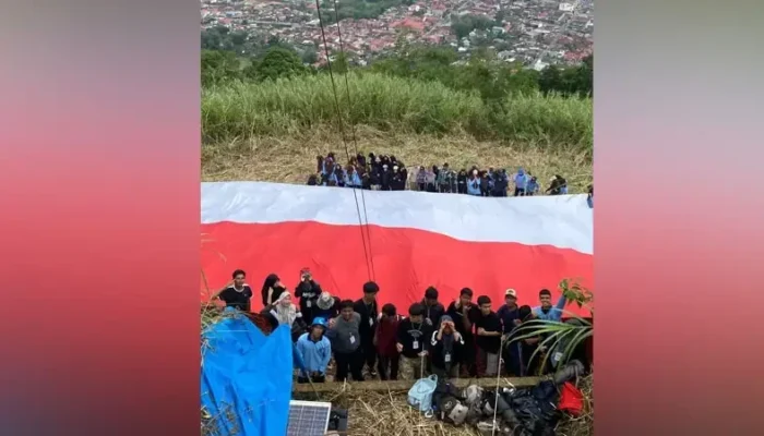 Sispala Boostra Kibarkan Bendera Raksasa di Bukit Tui, Rayakan HUT RI