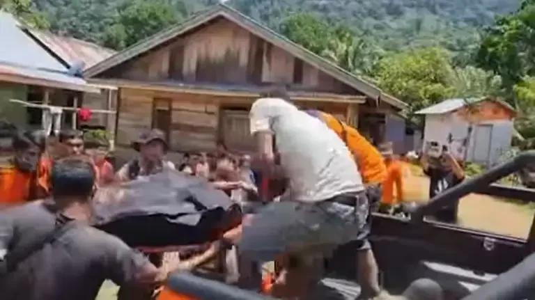 air-bah-di-talamau-telan-korban,-basarnas-terus-sisir-sungai-batang-pasaman