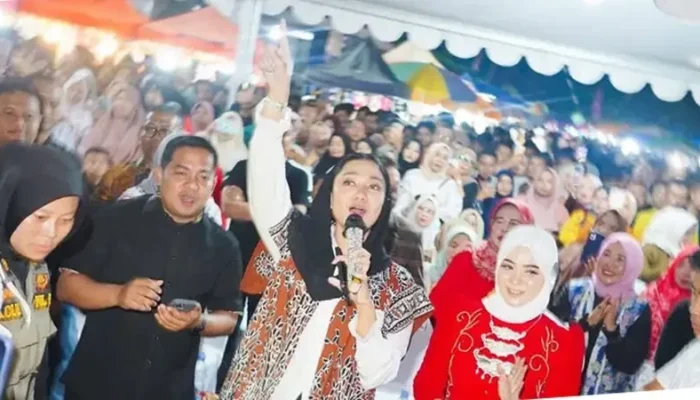 Bupati Annisa dan Fauzana Hibur Ribuan Warga Dharmasraya di Pesta Rakyat
