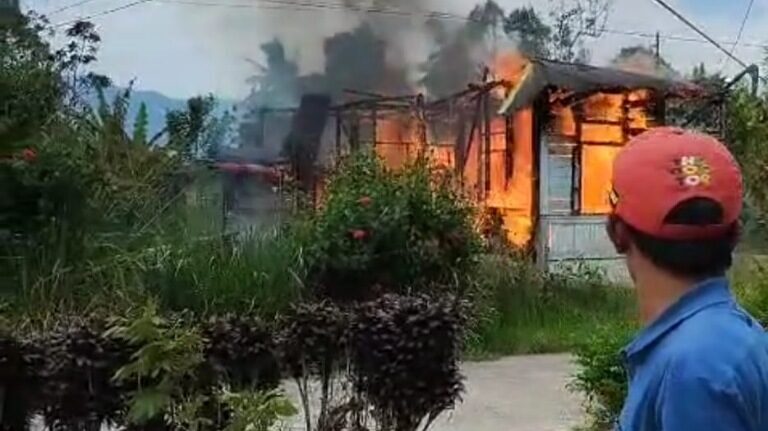 satu-unit-rumah-semi-permanen-ludes-terbakar