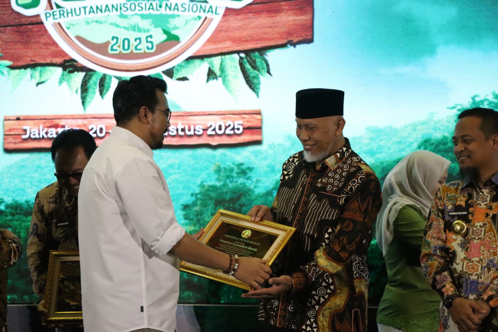 sumbar-raih-penghargaan-pemerintah-daerah-terbaik-di-festival-perhutanan-sosial-nasional-2025
