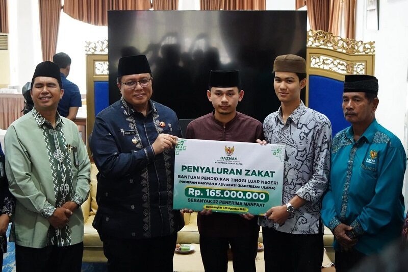 kader-ulama-kuliah-di-timur-tengah-terima-zakat-dari-baznas-tanah-datar