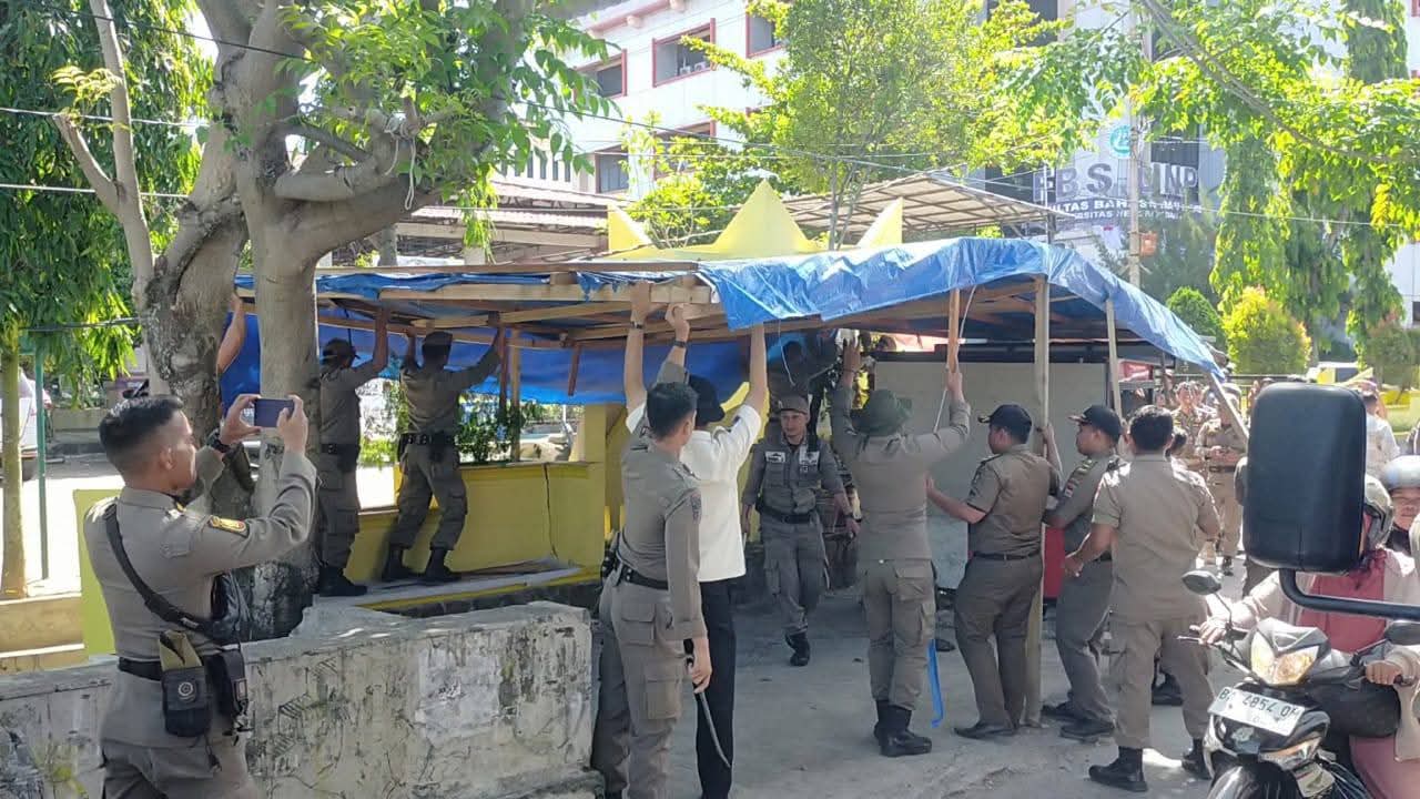 satpol-pp-padang-tertibkan-pkl-di-jalan-belibis-air-tawar-barat,-jaga-fasilitas-umum-tetap-nyaman