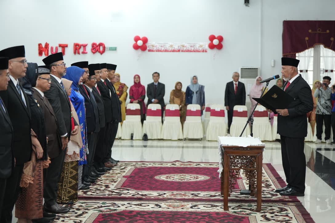 gubernur-mahyeldi-lantik-14-pejabat-pimpinan-tinggi-pratama,-ini-daftarnya