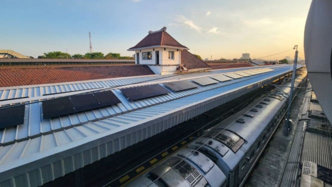 kai-pasang-plts-di-66-titik-sekitaran-stasiun,-hemat-listrik-rp2,5-miliar/tahun