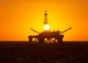 Harga Minyak Dunia Naik Tipis: Serangan Ukraina Ancam Pasokan Energi Rusia