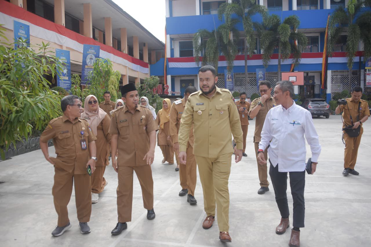 tinjau-smpn-2-padang,-wako-fadly-amran:-perbaikan-sarpras-sekolah-masuk-dalam-rpjmd