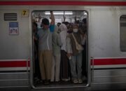 Massa Padati Karet, KAI Ubah Rute KRL Angke-Bekasi Demi Keamanan!