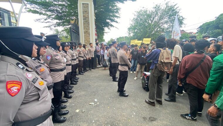 ratusan-mahasiswa-dan-ojol-kepung-mapolda-sumbar,-teriakkan-“pembunuh”-usai-tewasnya-affan