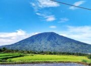 Gunung Sumatera Barat Memikat: Pendaki Taklukkan Puncak, Nikmati Pesona Alam