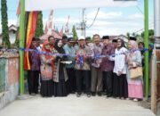 Warga Padang Gotong Royong Bangun Jalan, Akses Penjernihan III Lebih Baik