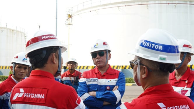 komut-pertamina-mochamad-iriawan-cek-terminal-bbm-rewulu-di-hari-libur,-pastikan-kesiagaan-operasional