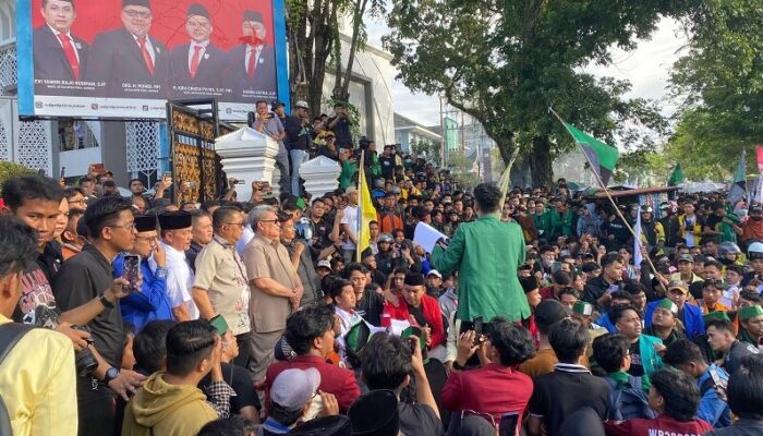 Mahasiswa dan Ojol Padang Geruduk DPRD, Sampaikan Aspirasi Nasional