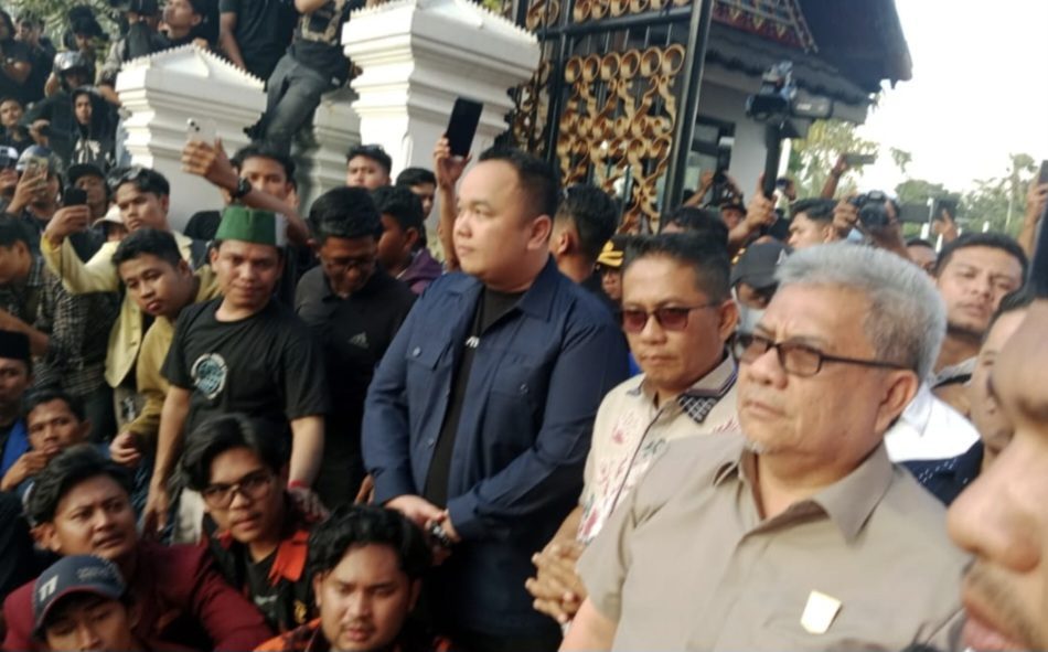 ribuan-pendemo-padati-dprd-sumbar,-suasana-kondusif-sampai-akhir-muhidi:-terimakasih-dan-salut-pada-peserta-aksi