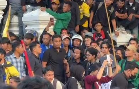 aksi-ribuan-pendemo-di-dprd-sumbar-berlangsung-damai,-wagub-vasko-apresiasi