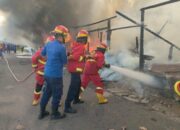 Dua Rumah Hangus Terbakar di Padang, Damkar Sigap Padamkan Api