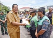 Forkopimda Pariaman Salurkan Bantuan Beras ke Tukang Ojek Kota