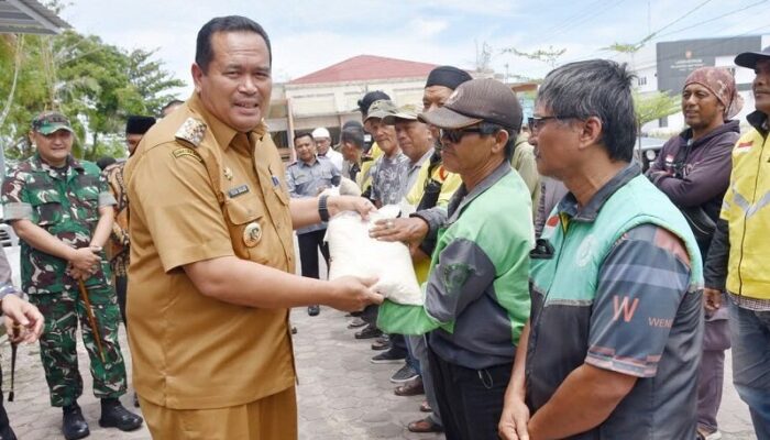 Forkopimda Pariaman Salurkan Bantuan Beras ke Tukang Ojek Kota