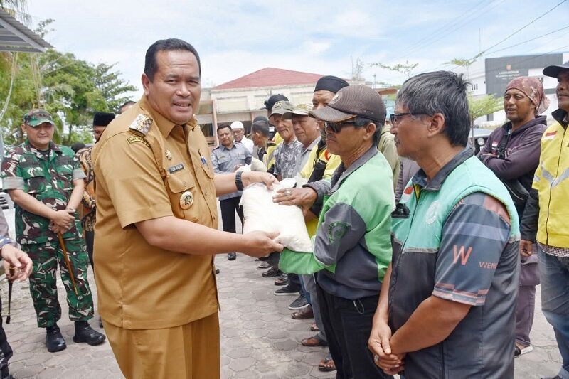 forkopimda-kota-pariaman-beri-beras-gratis-untuk-tukang-ojek