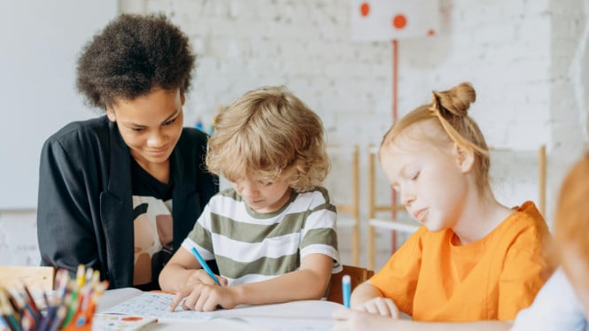 8-negara-dengan-gaji-guru-tertinggi-di-dunia-hingga-tembus-rp1,6-miliar-per-tahun,-indonesia-kapan?