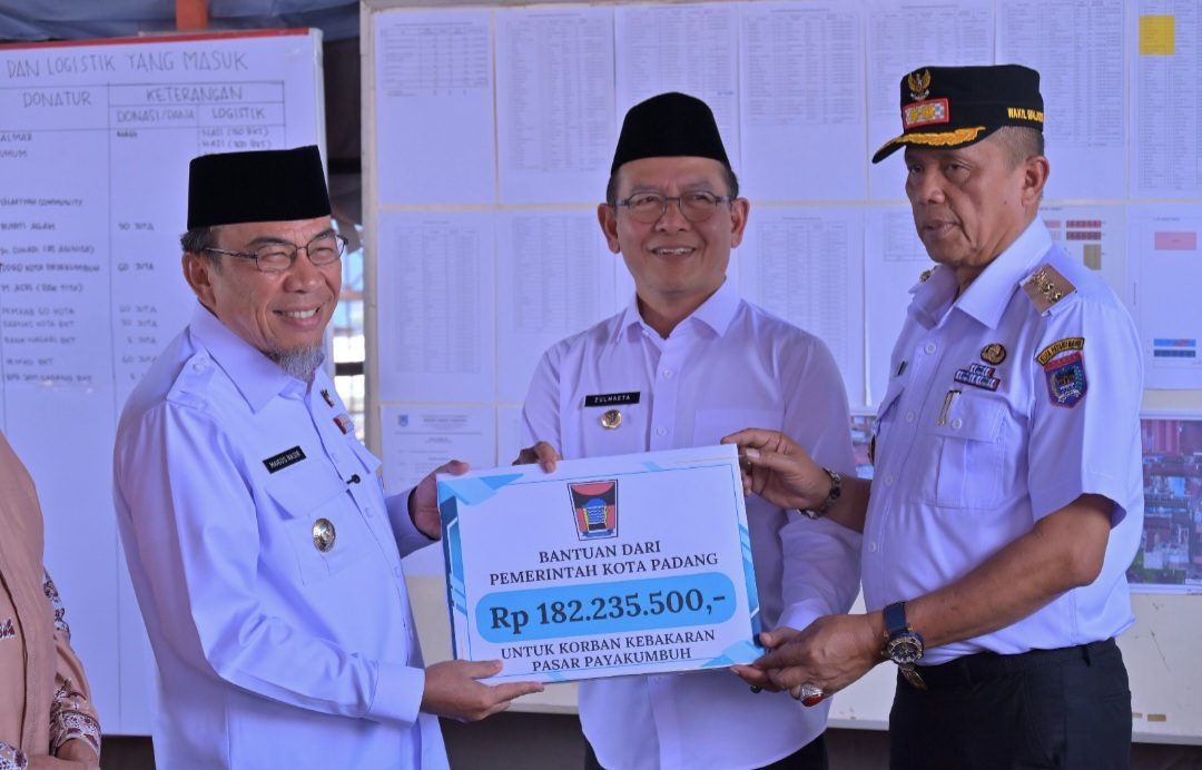 pemko-padang-bantu-kebakaran-pasar-payakumbuh-sebesar-rp182-juta