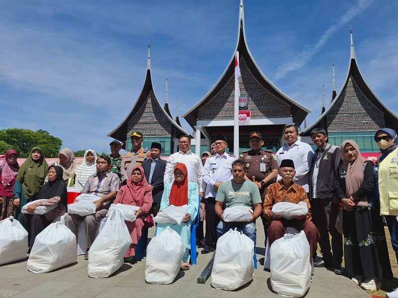 pemko-bukittinggi-salurkan-bantuan-sembako-untuk-lansia-dan-disabilitas 