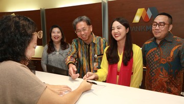 dirut-bank-mega-sapa-dan-layani-nasabah-di-hari-pelanggan-nasional