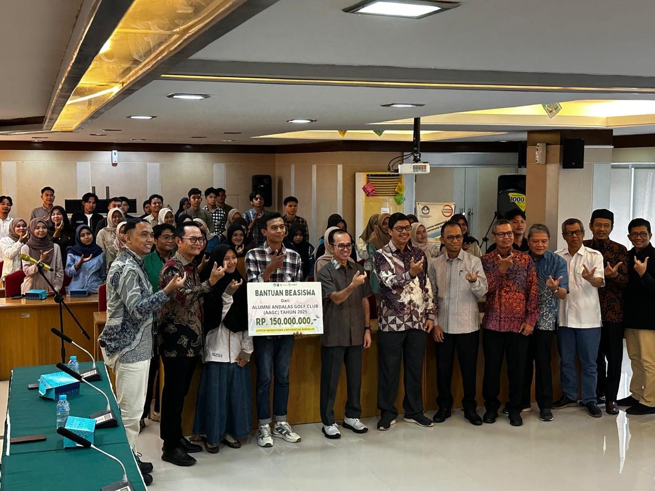 agc-serahkan-beasiswa-rp150-juta-untuk-75-mahasiswa-unand