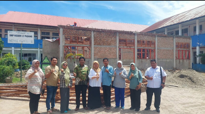 tinjau-pembangunan-mushalla-smpn-17-padang:-jupri-pastikan-proyek-berjalan-sesuai-aturan