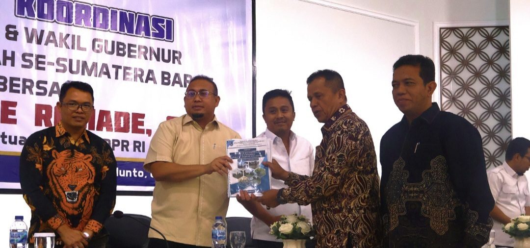 ikuti-rakor-bersama-andre-rosiade-dan-wagub-di-sawahlunto,-wawako-elzadaswarman-harapkan-pemulihan-pasar 