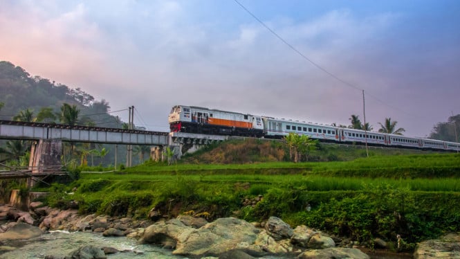 kai-catat-325,5-ribu-orang-naik-kereta-api-periode-libur-panjang-maulid-nabi
