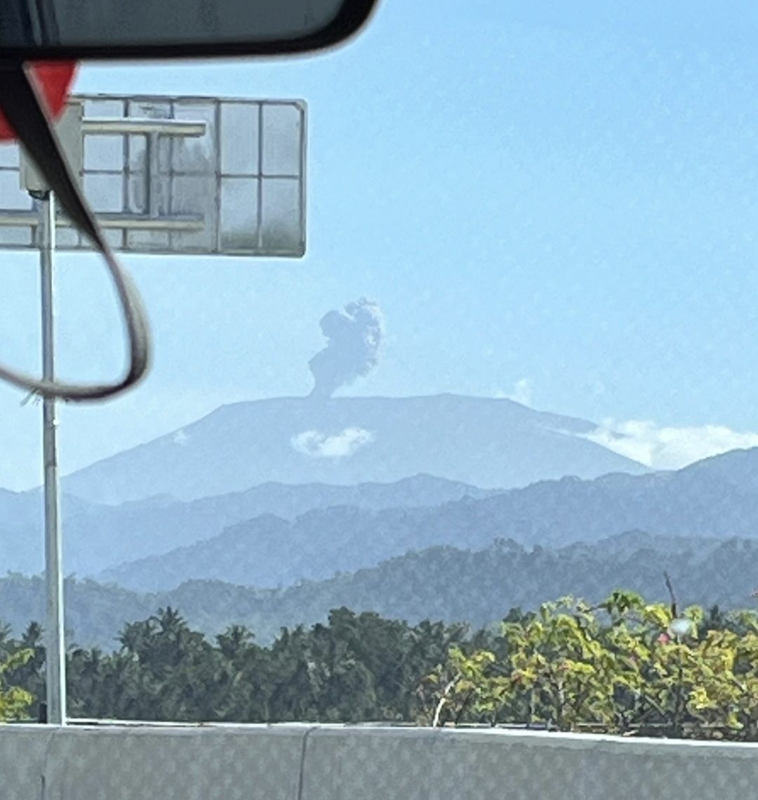 gunung-marapi-‘batuk’ lagi,-kepulan-abu-masih-terlihat-di-puncak