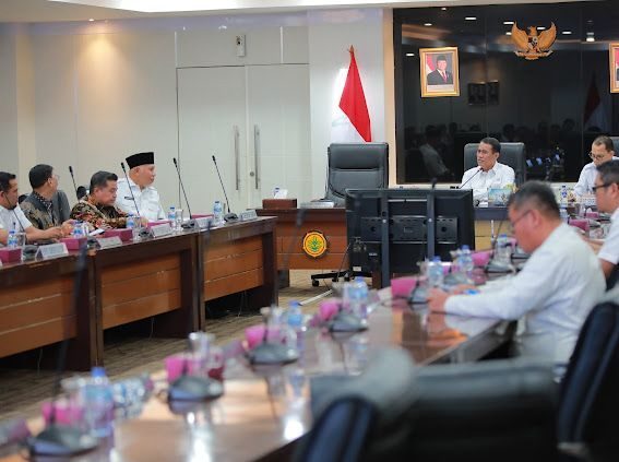 terima-bantuan-bibit,-gubernur-mahyeldi-:-sumbar-akan-pacu-produksi-pertanian