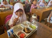 Murid Sumringah SDN 09 Air Pacah Dapat Makan Bergizi Gratis