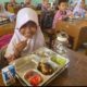 murid-sumringah-sdn-09-air-pacah-dapat-makan-bergizi-gratis 