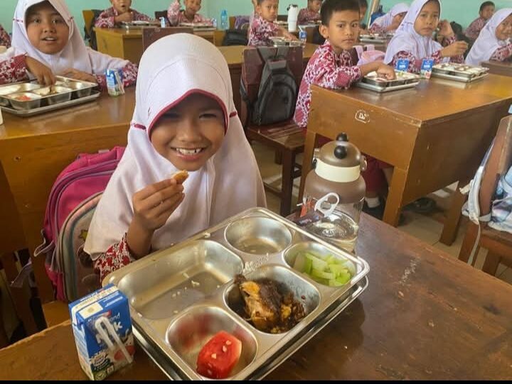murid-sumringah-sdn-09-air-pacah-dapat-makan-bergizi-gratis 