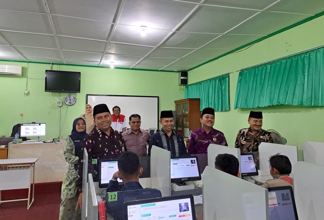 plt-kakanwil-kemenag-sumbar-tinjau-pelaksanaan-omi-2025-di-man-2-padang